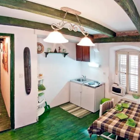 Apartment 1 Bed Near Old Town - Sleeps 2 W Wifi