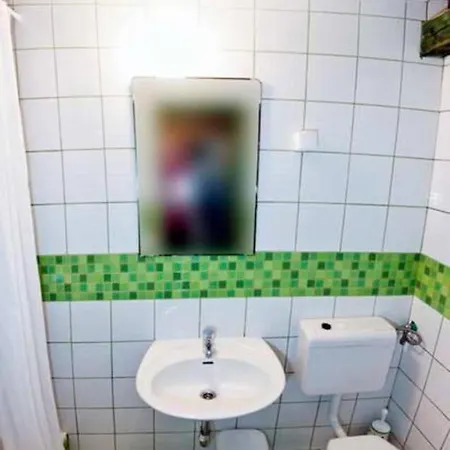 1 Bed Near Old Town - Sleeps 2 W Wifi Daire