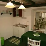 Apartment 1 Bed Near Old Town - Sleeps 2 W Wifi *